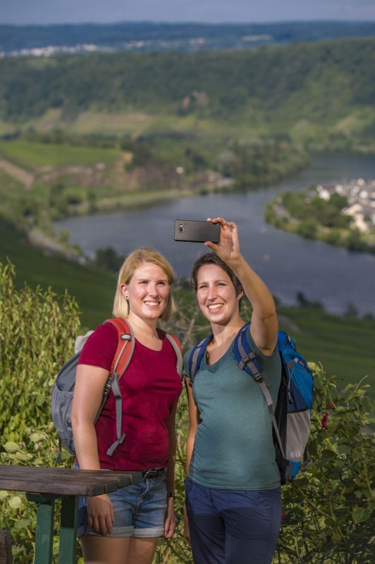 Selfie mit Mosel im Hintergrund