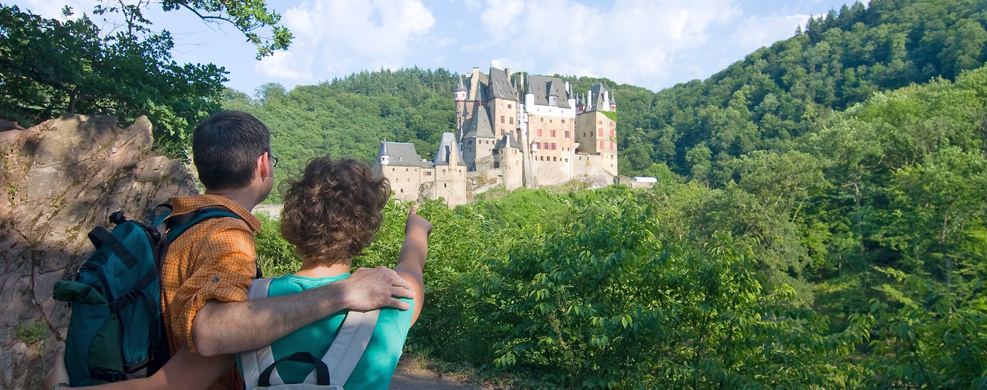 Wanderer schauen auf Burg Eltz